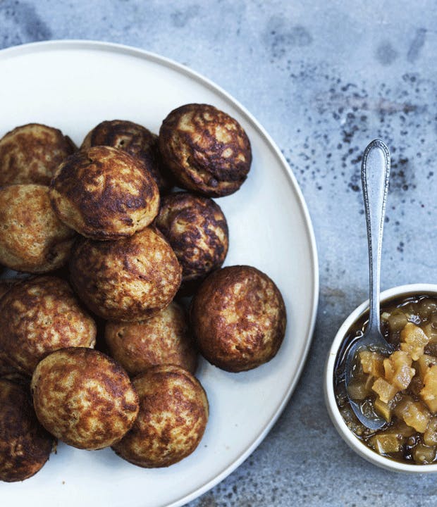 Salte æbleskiver med æblerelish