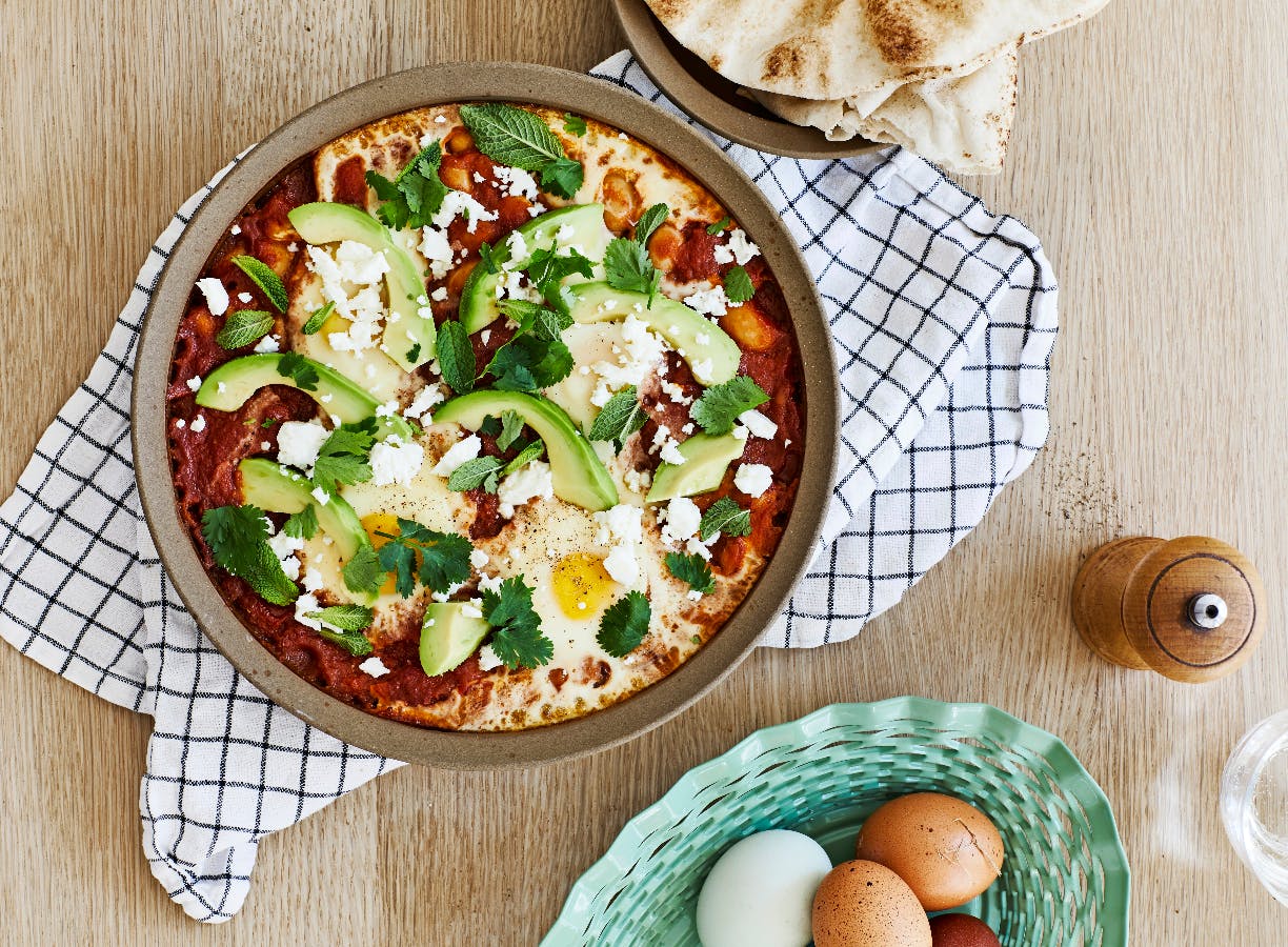 Vegetarisk shakshuka med bønner, avocado og fetaost