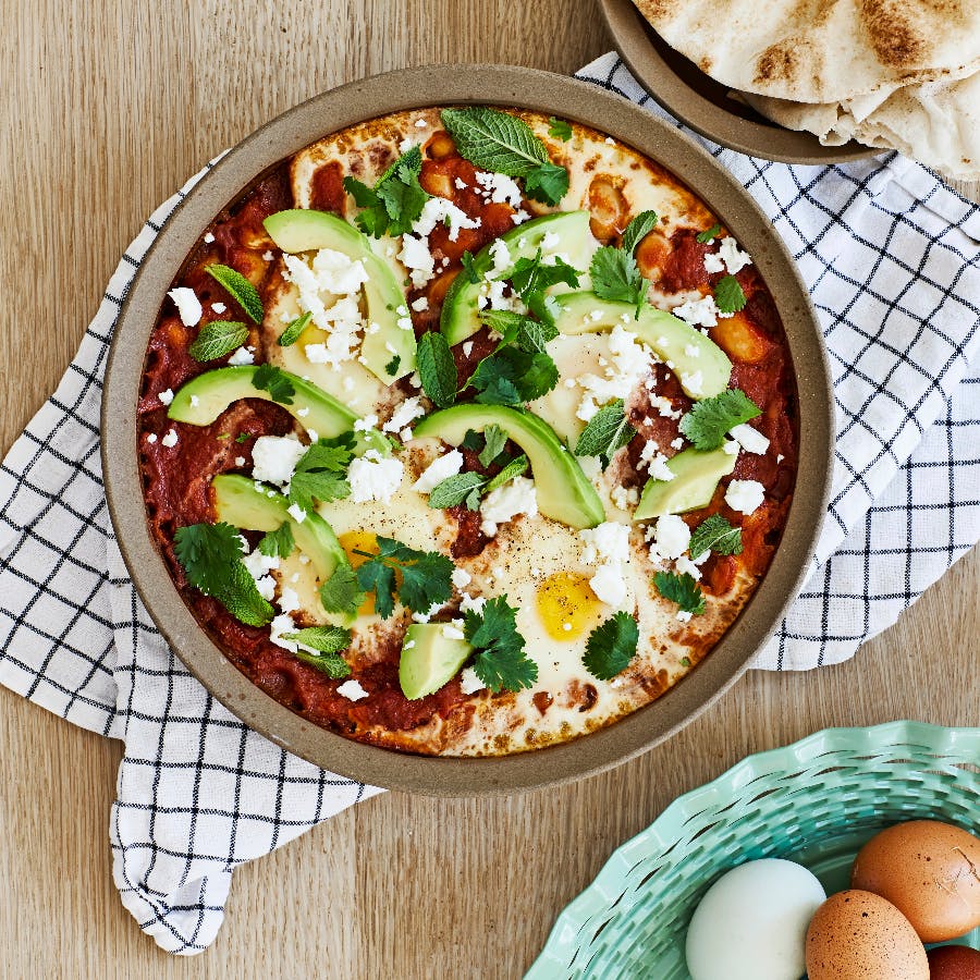 Vegetarisk shakshuka med bønner, avocado og fetaost