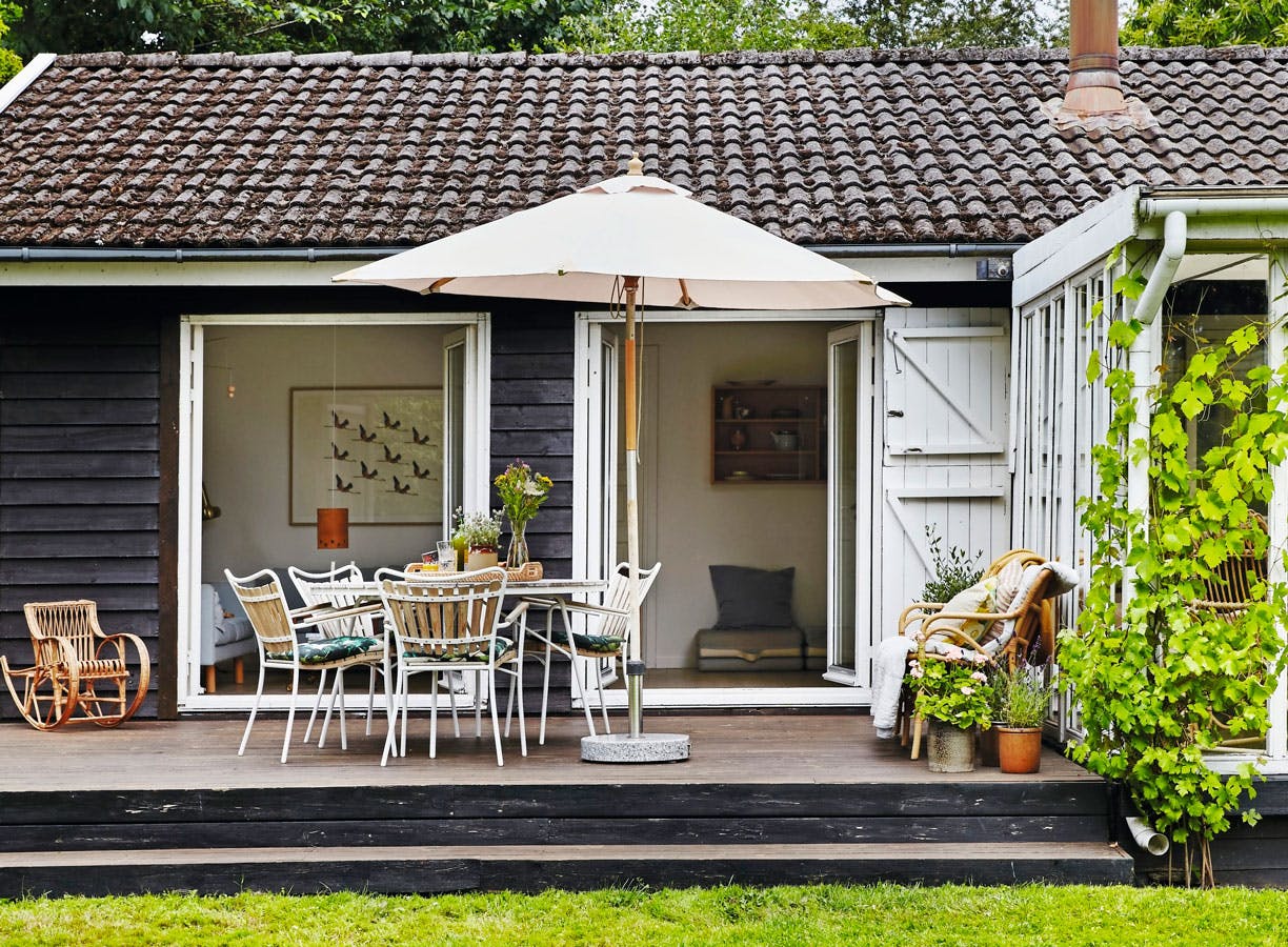 Terasse med havemøbler og parasol 