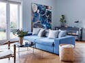 Blå sofa i stue med sildebensparket