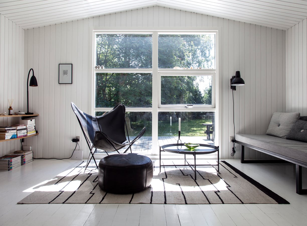 Sommerhus med sort og hvid indretning