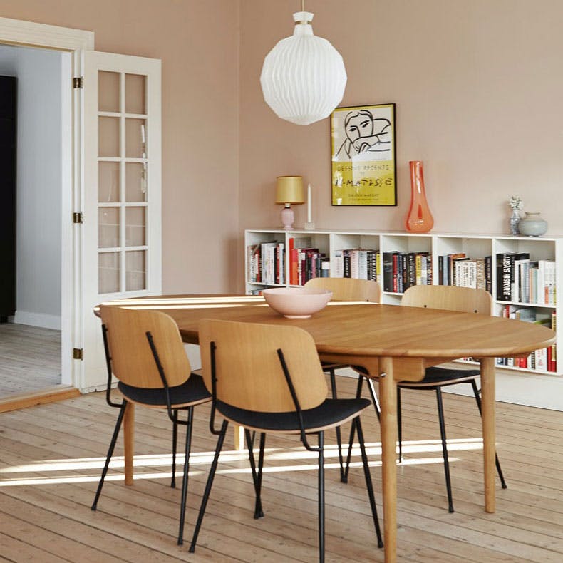 Boligreportage: Sarte vægfarver, vintagefund og plisserede lampeskærme i den gamle villa