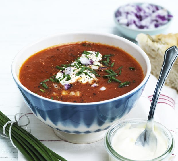 Tomatsuppe med grøntsager og bacon