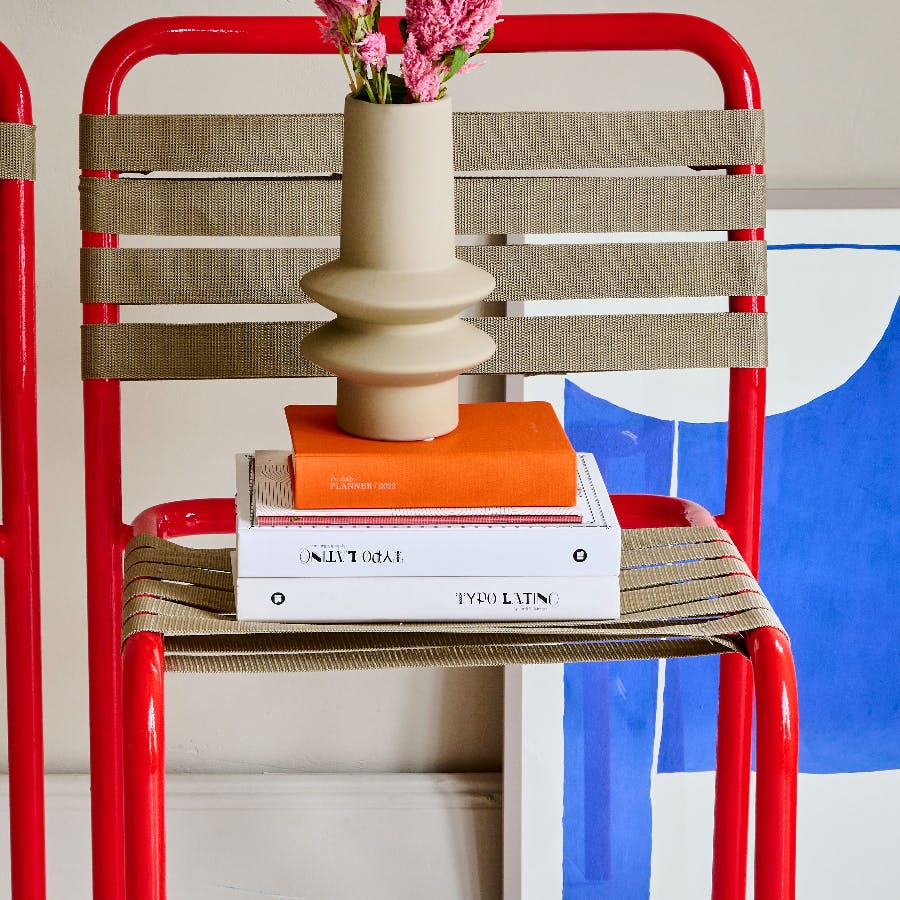Upcyclet skolestol med rød maling