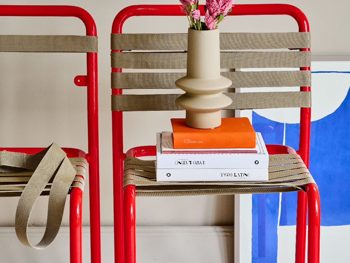 Upcyclet skolestol med rød maling