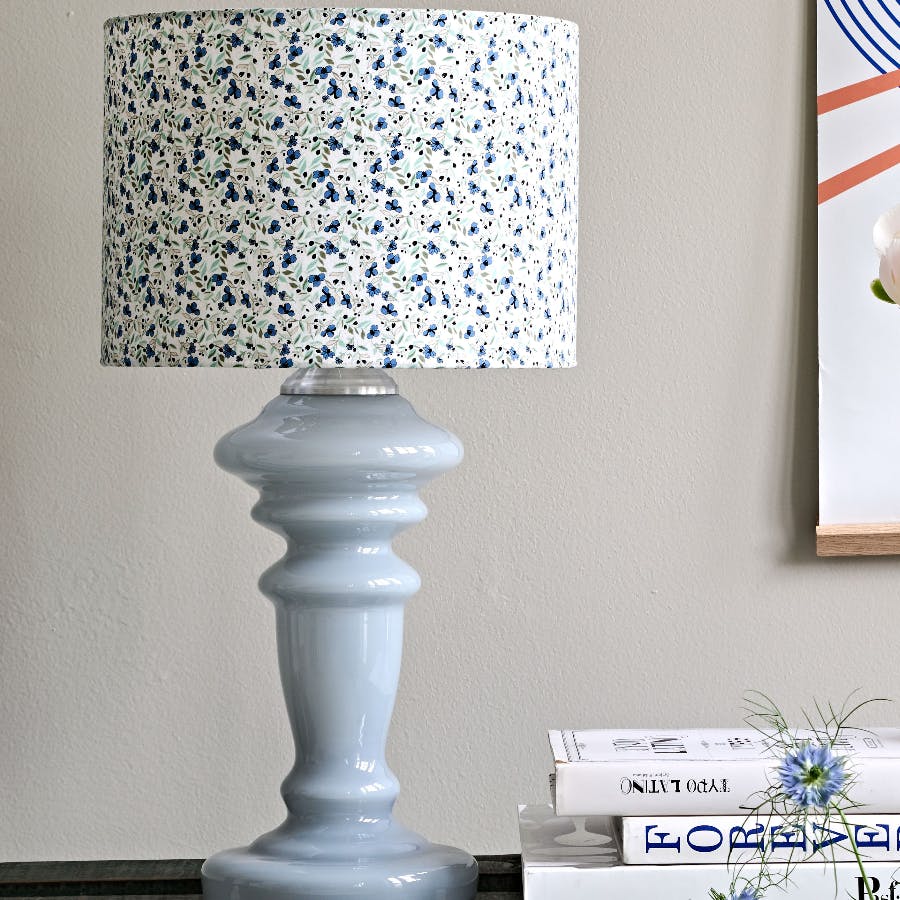 Upcyclet lampe med maling og stof