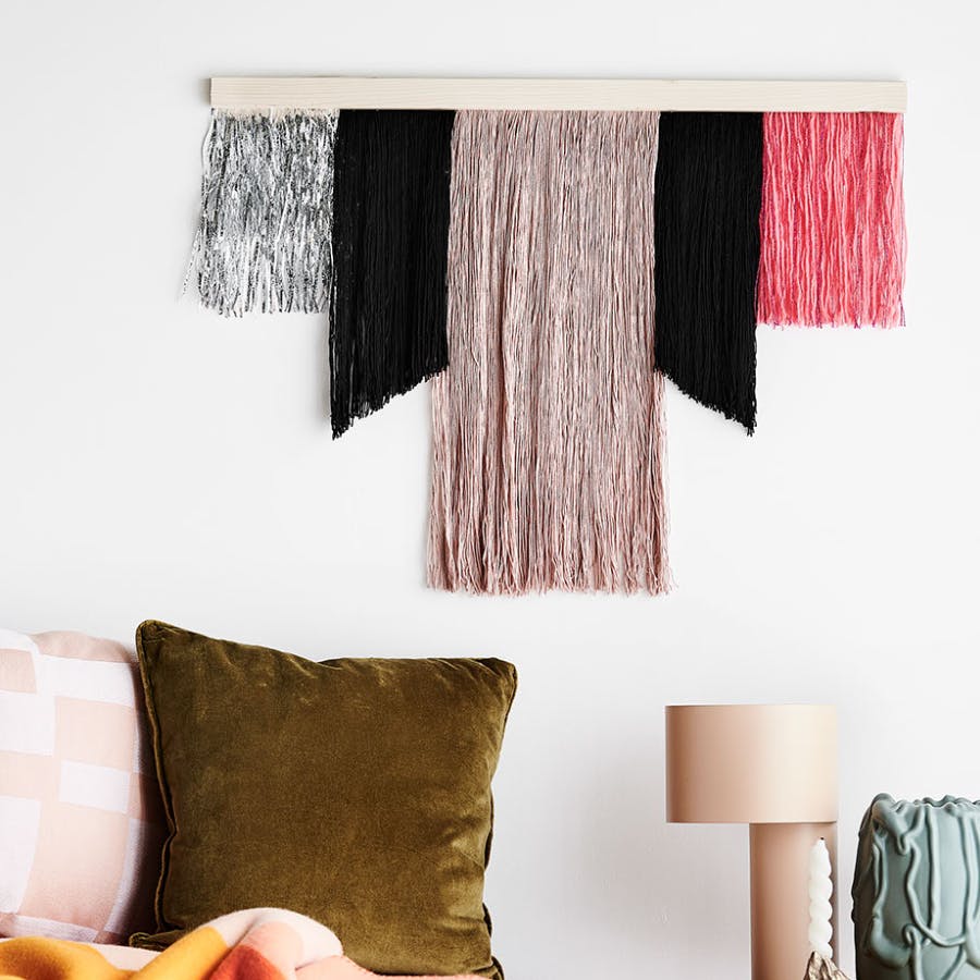 DIY: Farverig vægpynt med garn