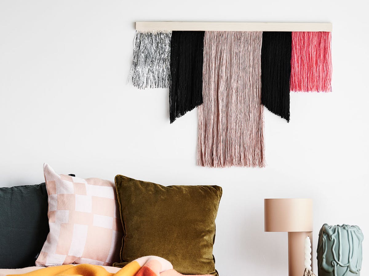 DIY: Farverig vægpynt med garn