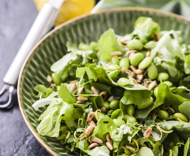 Grøn salat med edamamebønner og pinjekerner