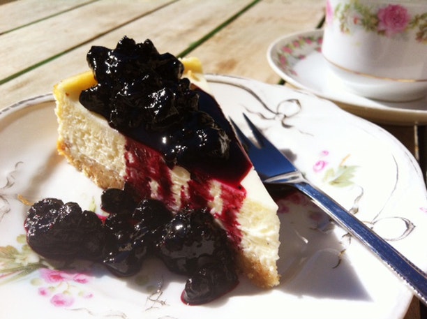 "Den store Bagedyst": Cheesecake med blåbærsauce