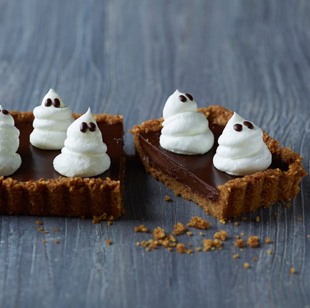 https://imgix.isabellas.dk/madogbolig/media/websites/madogbolig-dot-dk/website/2.opskrifter/desserogbagvaerk/chokoladetaerte-til-halloween-p.jpg
