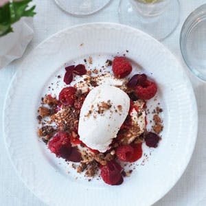 Champagne-gratiné med hindbær, vaniljecreme, rød syre og chokolade