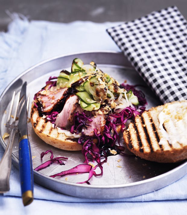 Kulinarisk burger med marineret andebryst