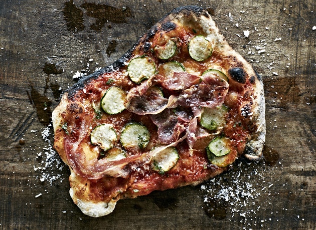 Få grundopskrifterne til pizzadej og tomatsauce, og lav en lækker pizza