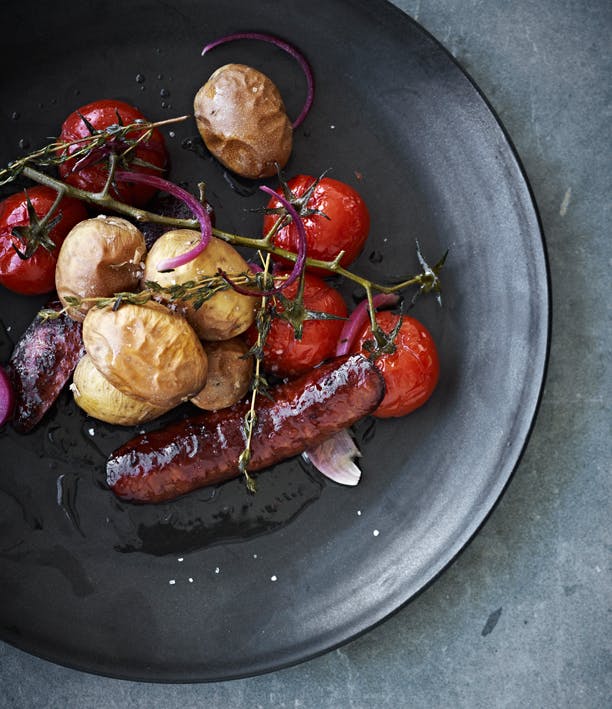 https://imgix.isabellas.dk/madogbolig/media/websites/madogbolig-dot-dk/website/2.opskrifter/koedogfjerkrae/roegede-kartofler-med-tomat-og-chorizo-p.jpg