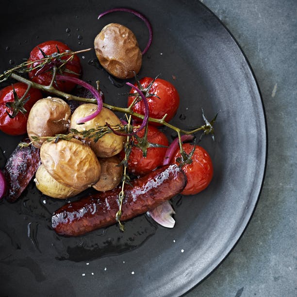 https://imgix.isabellas.dk/madogbolig/media/websites/madogbolig-dot-dk/website/2.opskrifter/koedogfjerkrae/roegede-kartofler-med-tomat-og-chorizo-p.jpg