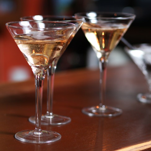 /madogbolig/media/websites/madogbolig-dot-dk/website/3.vin/1.vinguide/guide-til-den-bedste-martini-cocktail-p.jpg