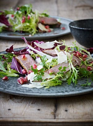 Salat med andebryst, granatæble, parmesan, valnødder og persille - sund og fyldt med smag!