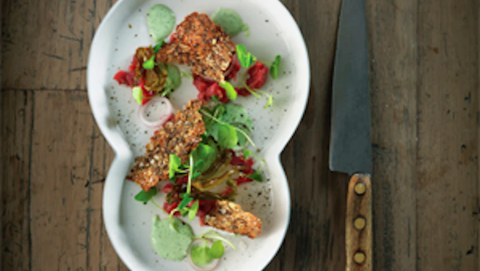 Sprødt rugbrød med kalvetatar, tang, brøndkarse og skalotteløg | ISABELLAS