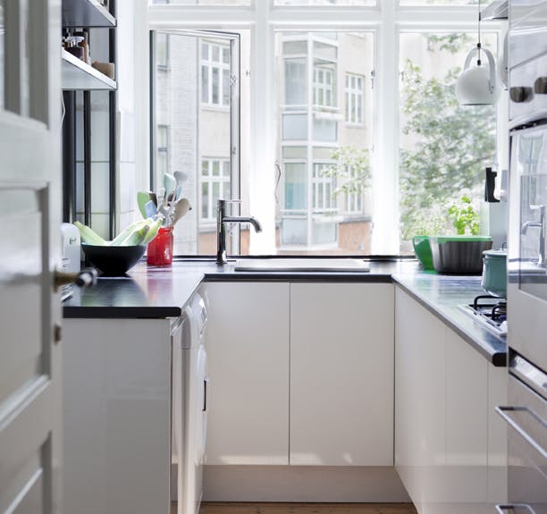 https://imgix.isabellas.dk/madogbolig/media/websites/madogbolig-dot-dk/website/indretning/koekken/tips-til-det-lille-koekken-p1.jpg