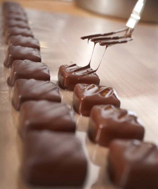 Konfekt overtrukket med chokolade