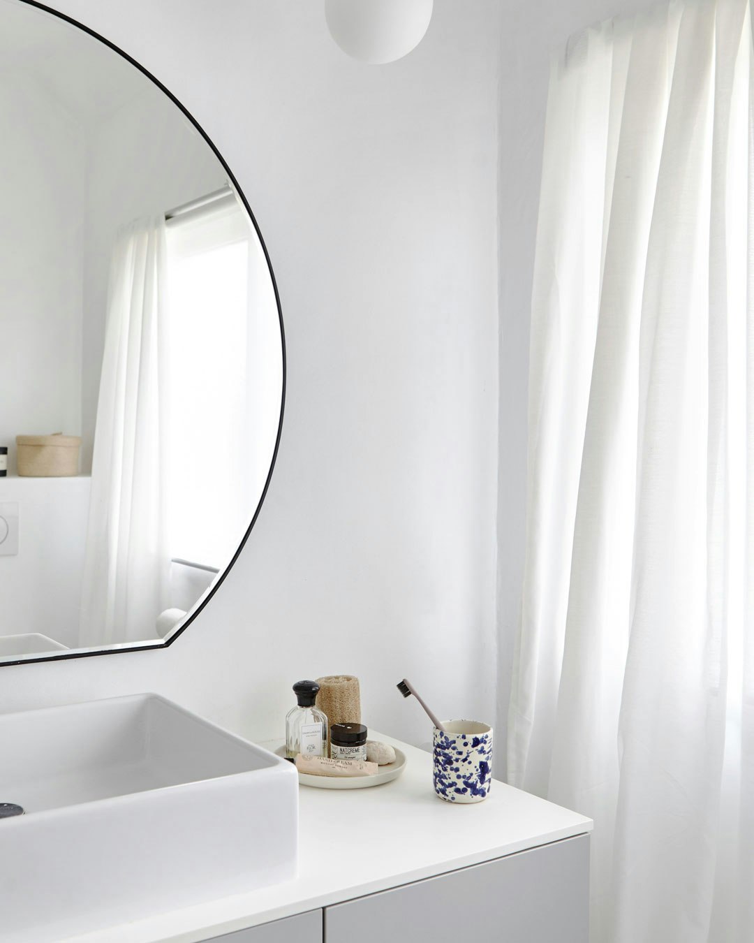 Mia Mortensen - badeværelse med rundt spejl 