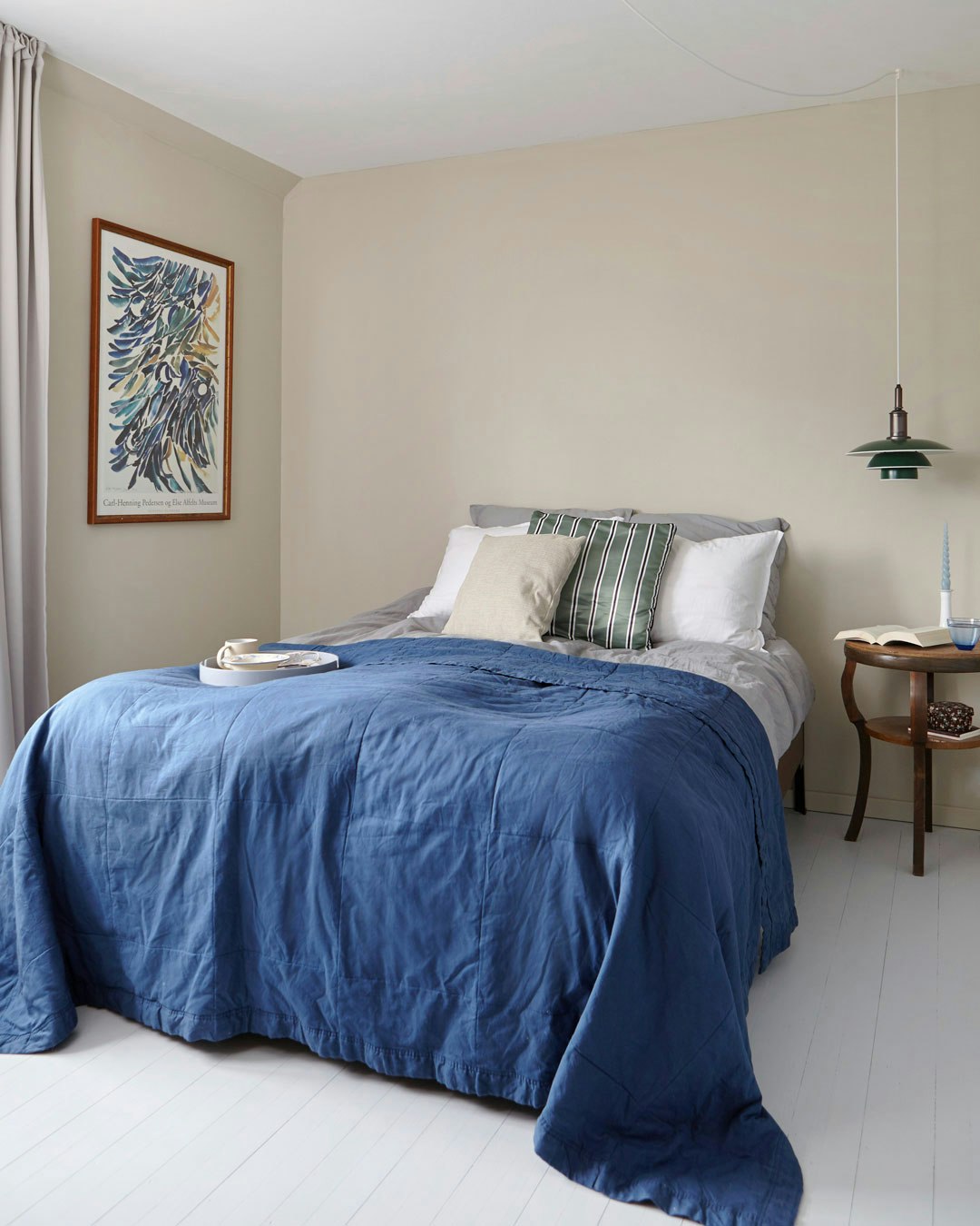 Mia Mortensen - soveværelse med blåt sengetæppe