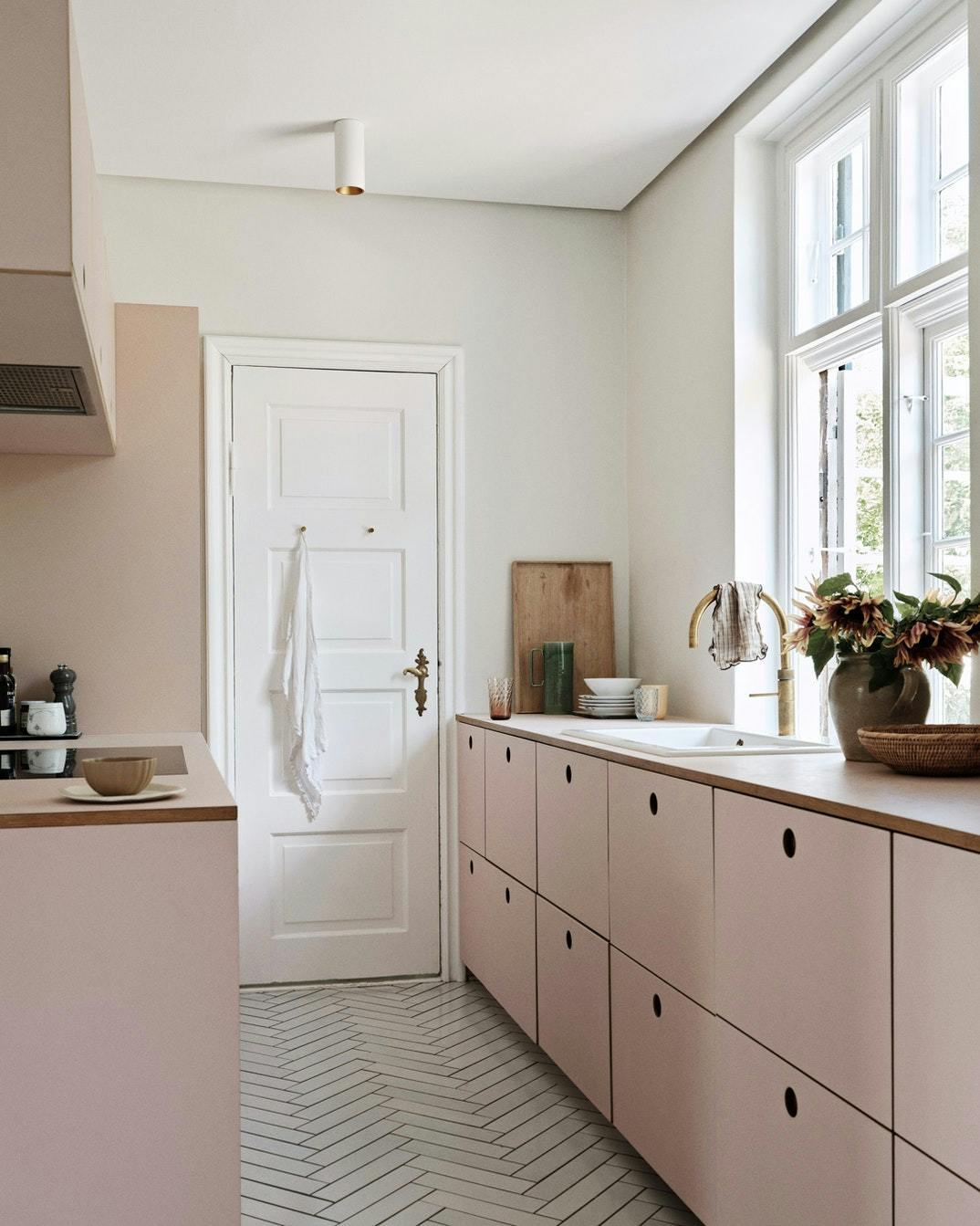 mille-fruergaard_lyseroedt_koekken_sildebens_klinker_linolium