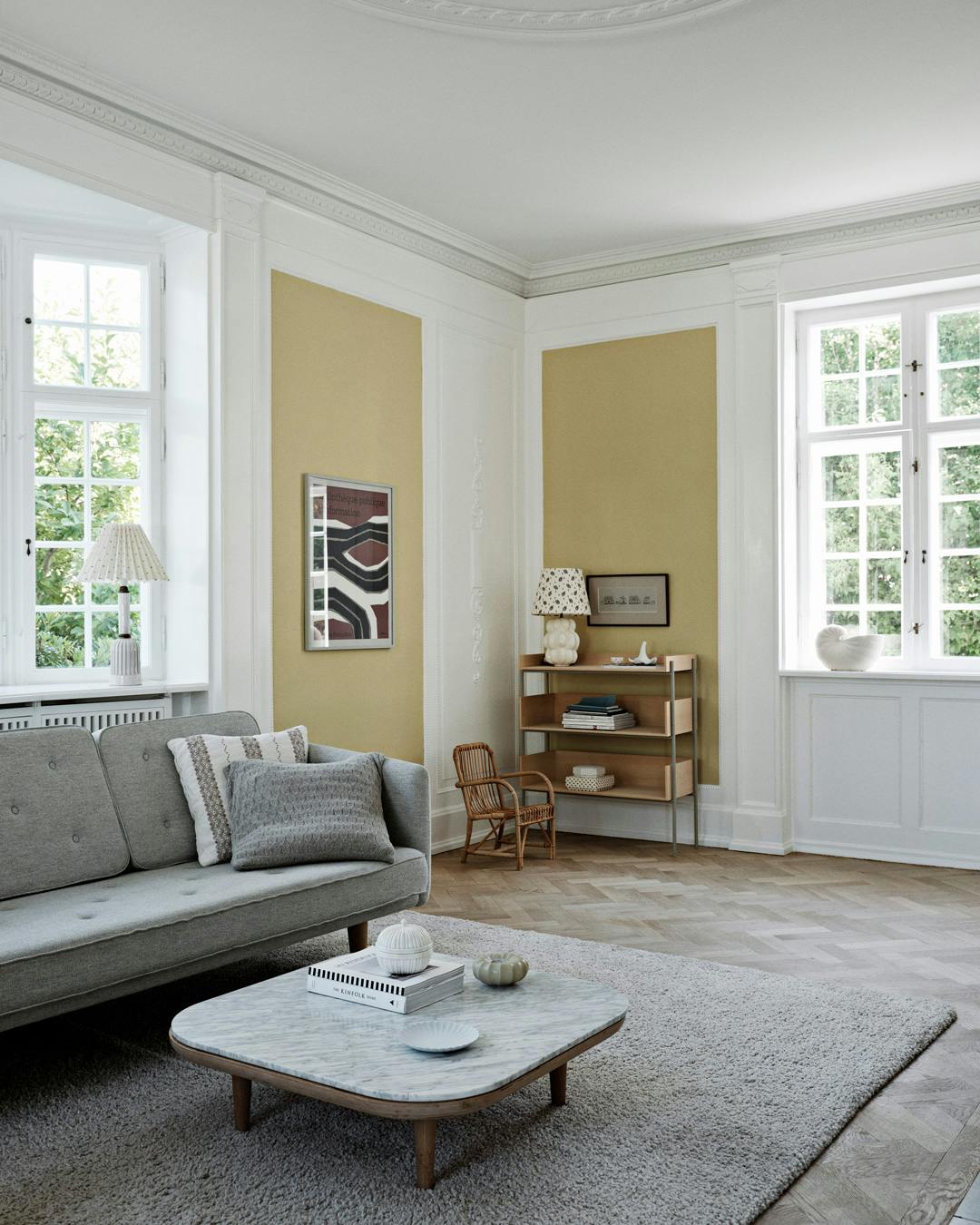 mille-fruergaard_stue_gul_stuk_sofabord_tradition_graa_sofa