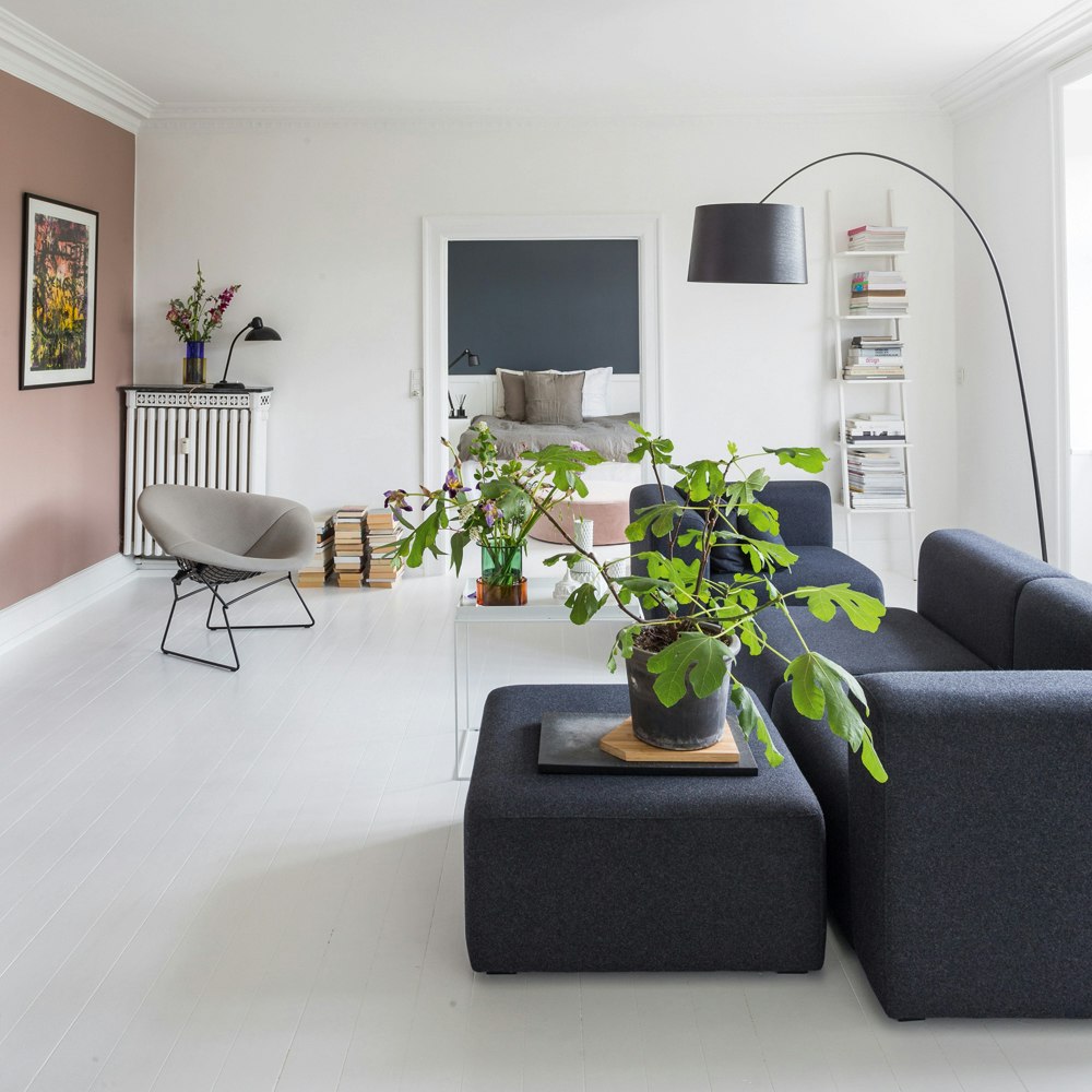 Minimalistisk stue med farver