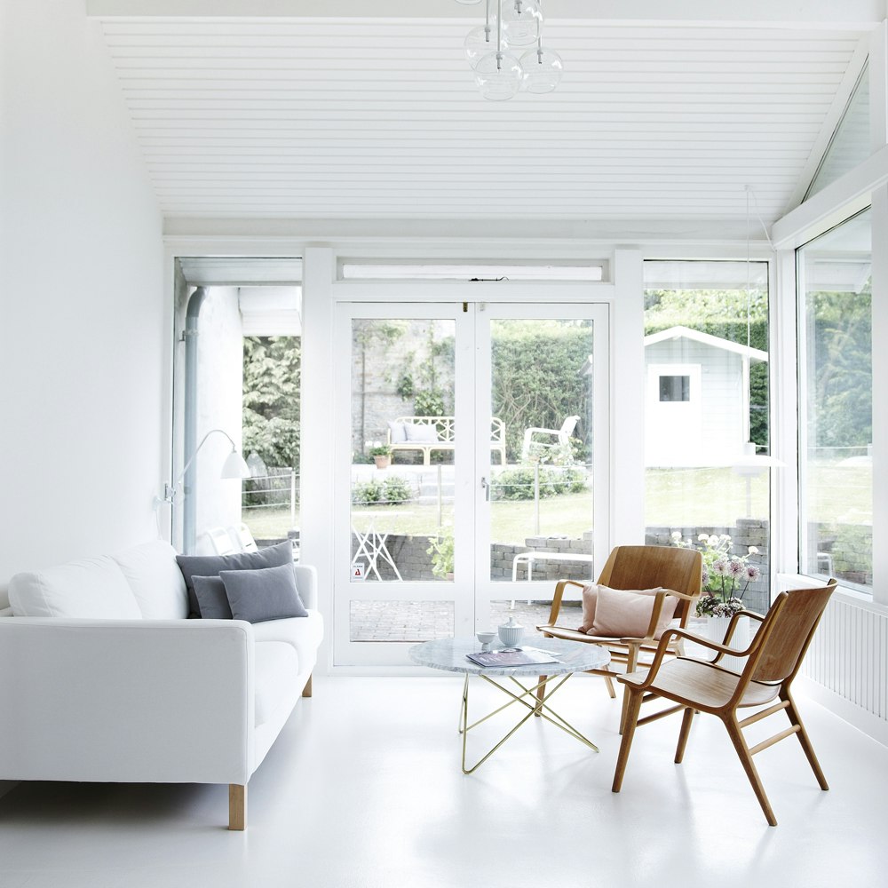 Minimalistisk hvid stue 