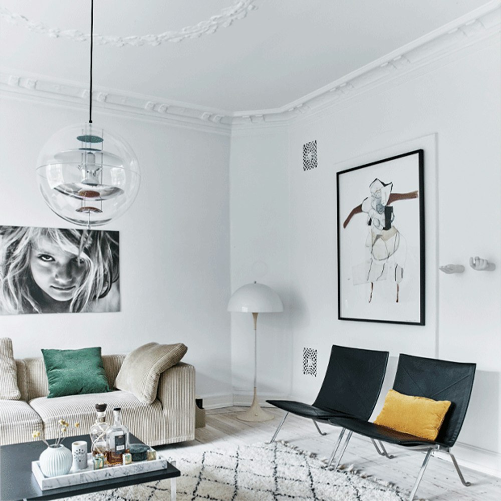 Minimalistisk stue med blød sofa
