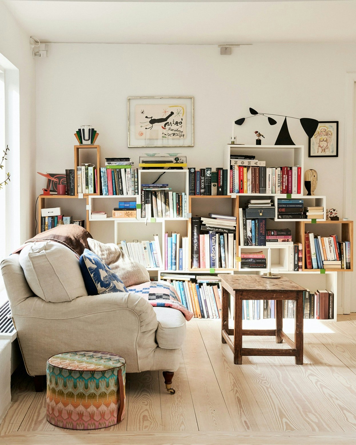 Hyggelig stue med bogreal