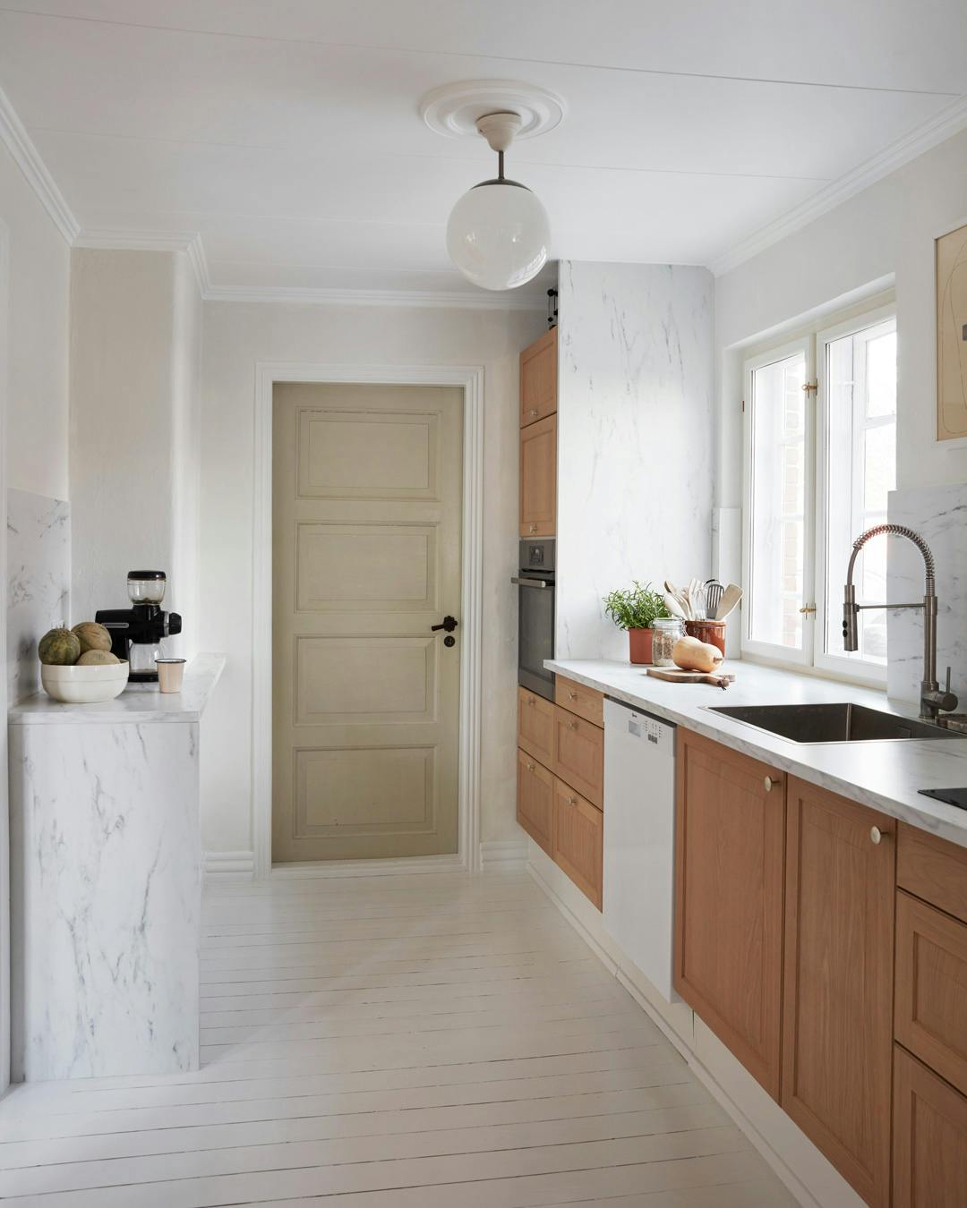 octoberdetails_sarah_bojensen_koekken_invita_ikea_housedoctor_malet_doer.jpg