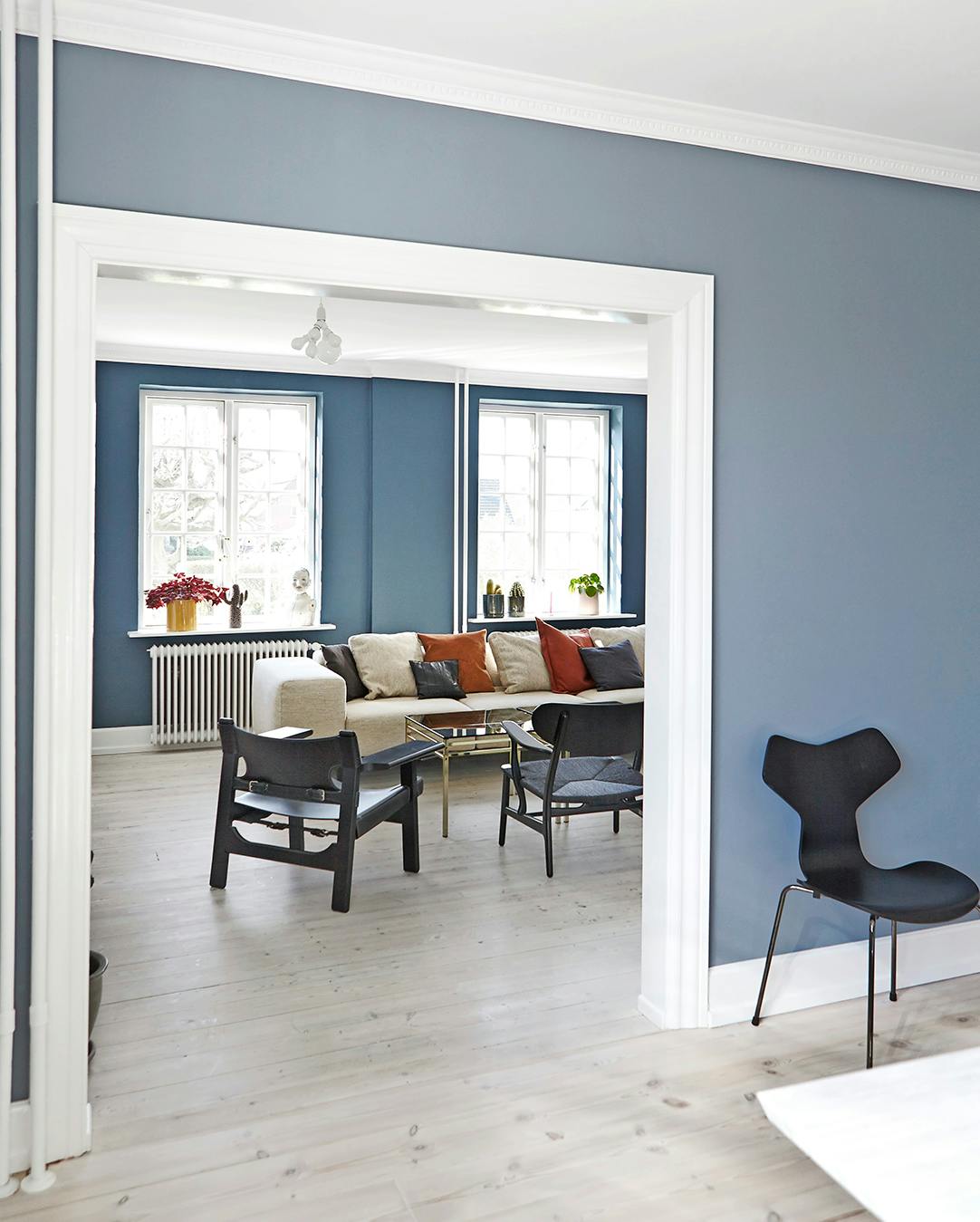 stue med blå vægge