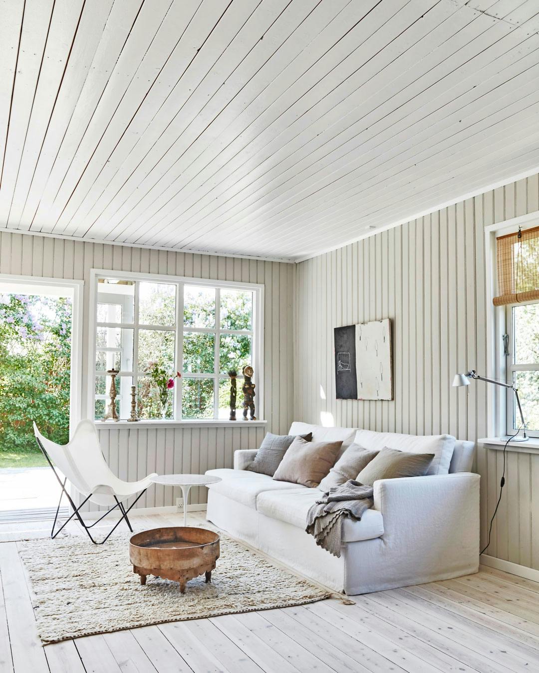 Stue med hvide møbler