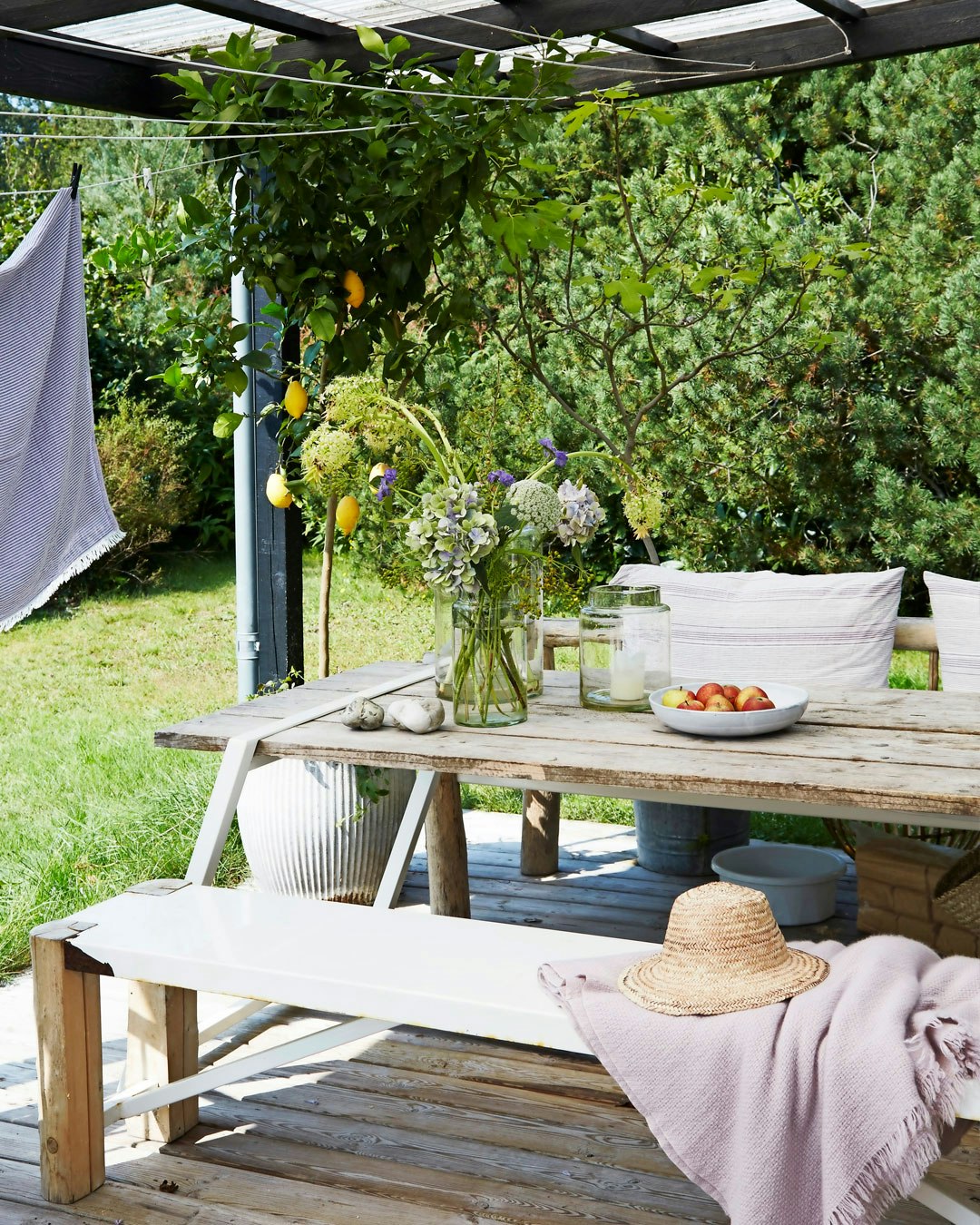 Overdækket terrasse med træbænk