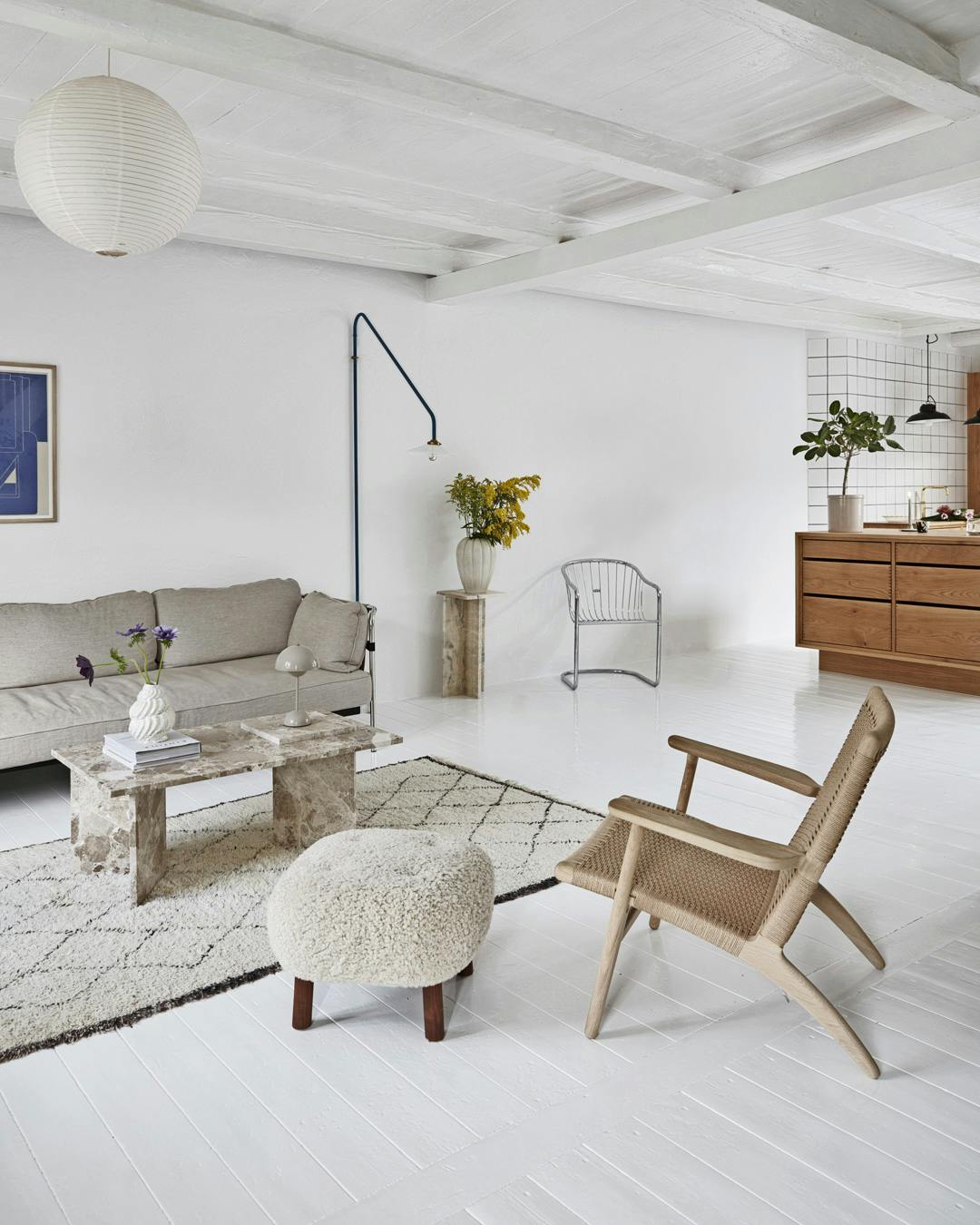 rispapir-lampe_stue_graa-sofa_gulvtaeppe_marmor-bord_puf_sidebord