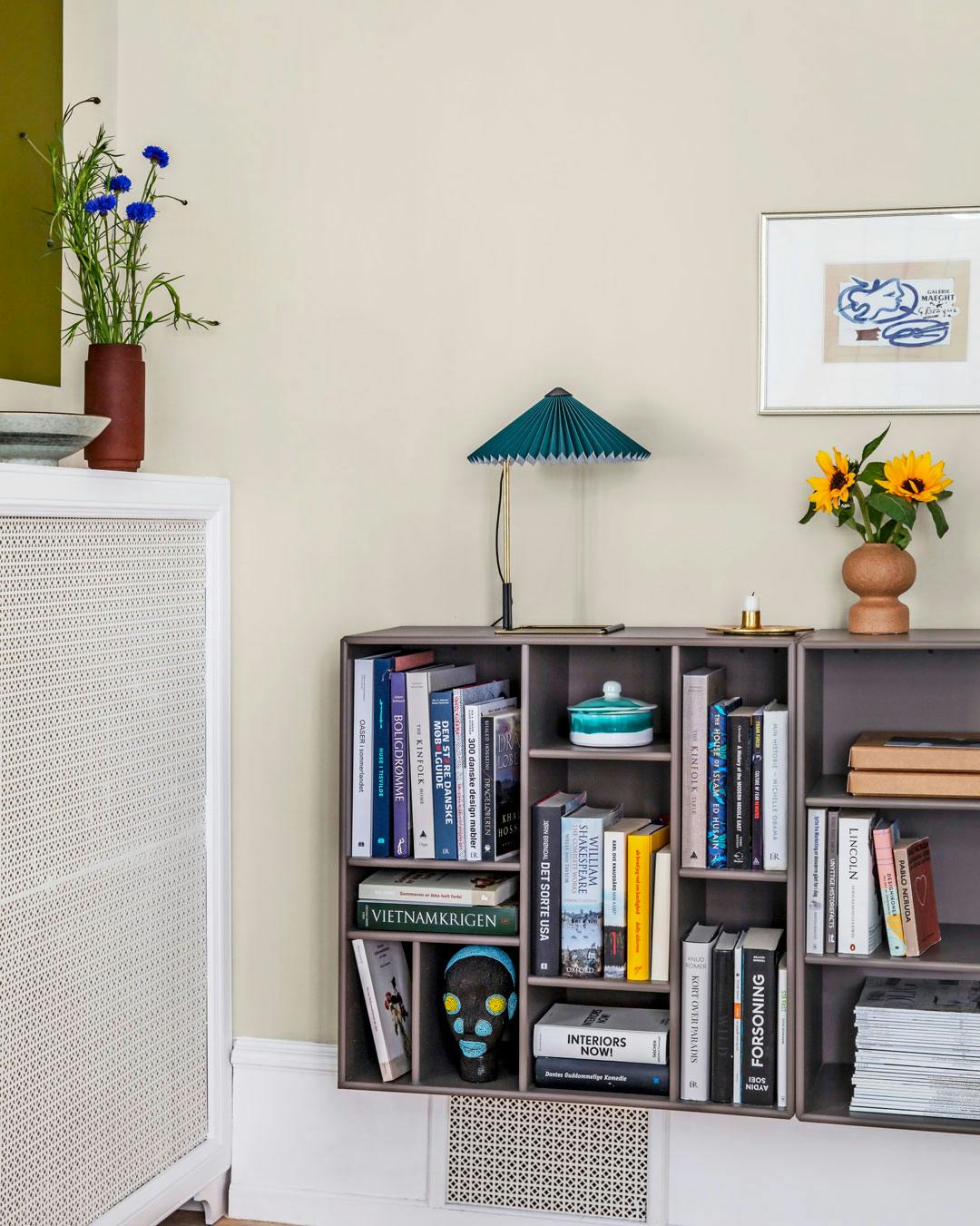 Væghængt bogreol fra Montana