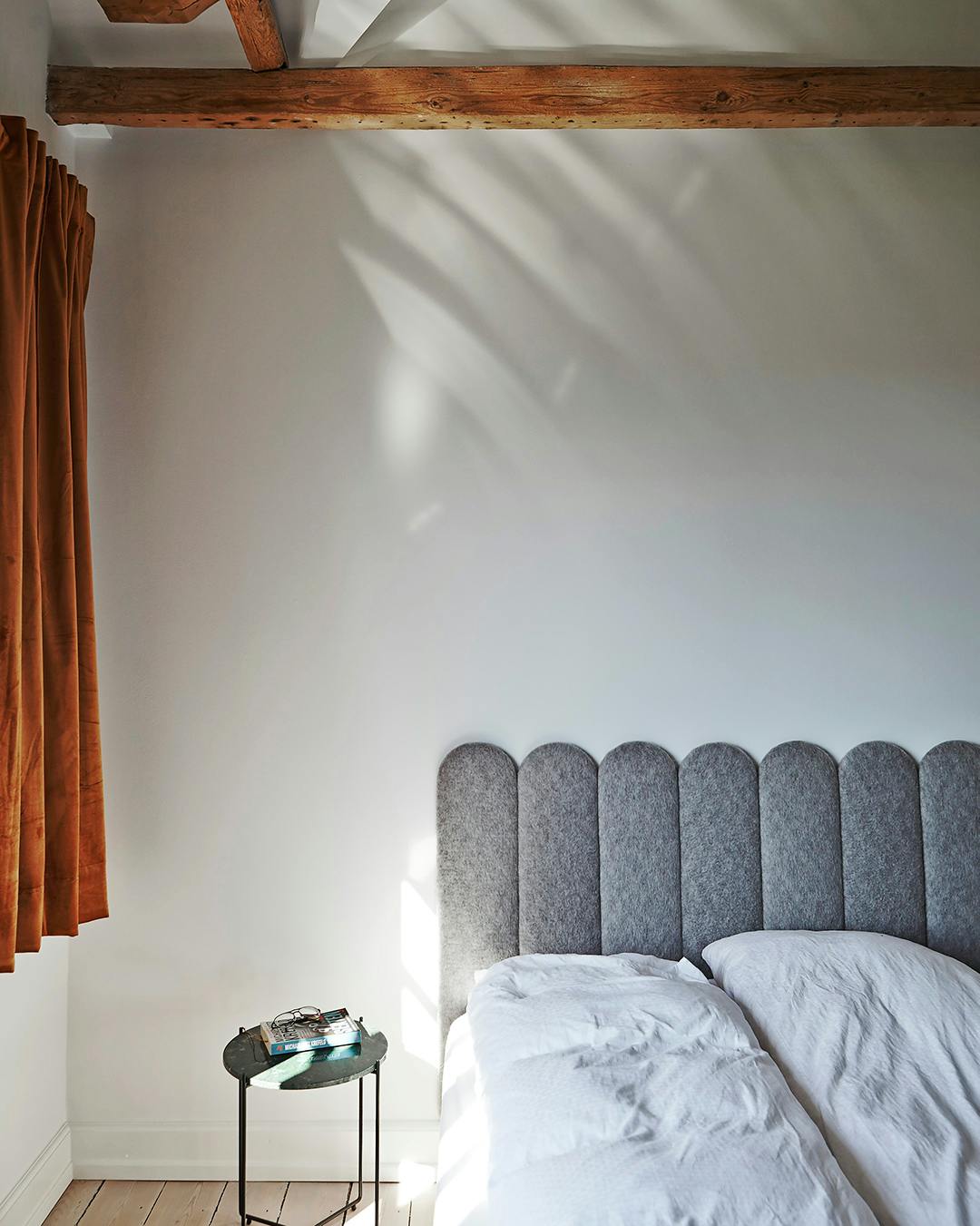 Seng med grå sengegavl