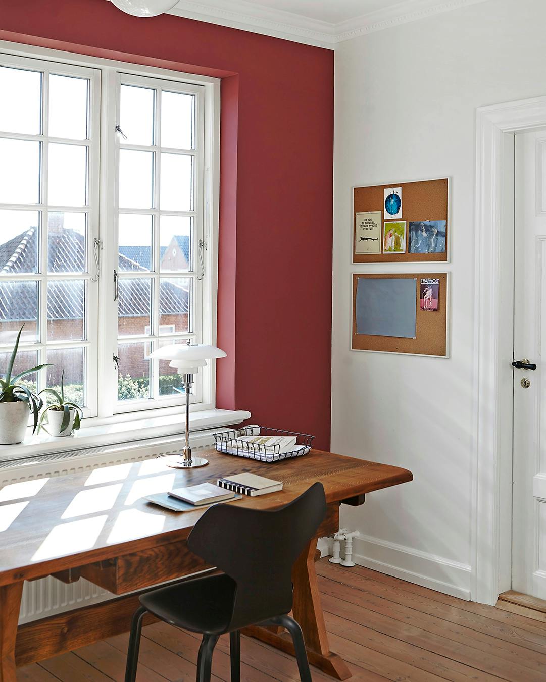 skrivebord med Arne Jacobsen stol