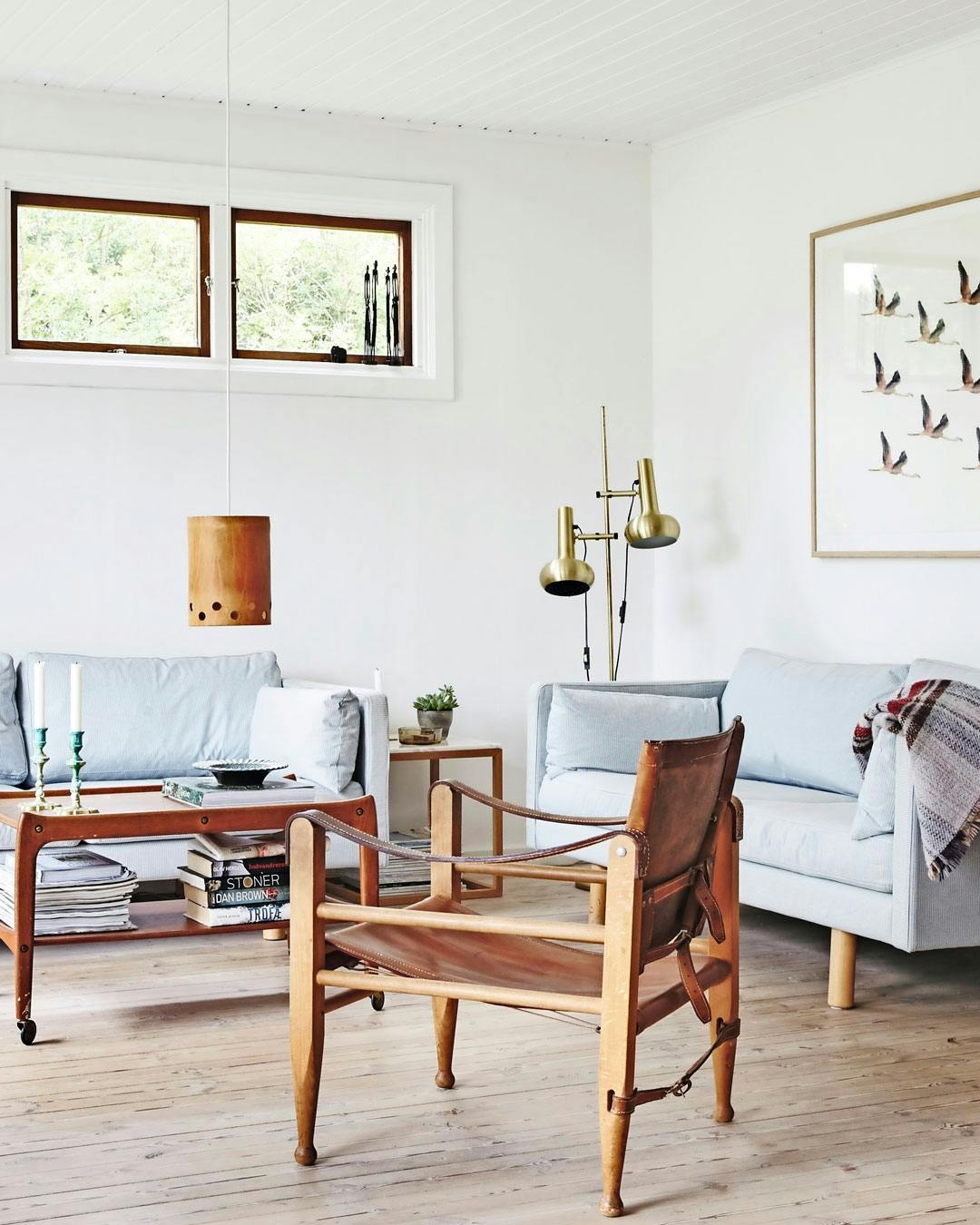Stue med blå sofaer