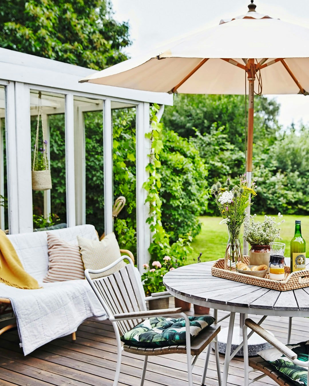 Terasse med havemøbler og parasol