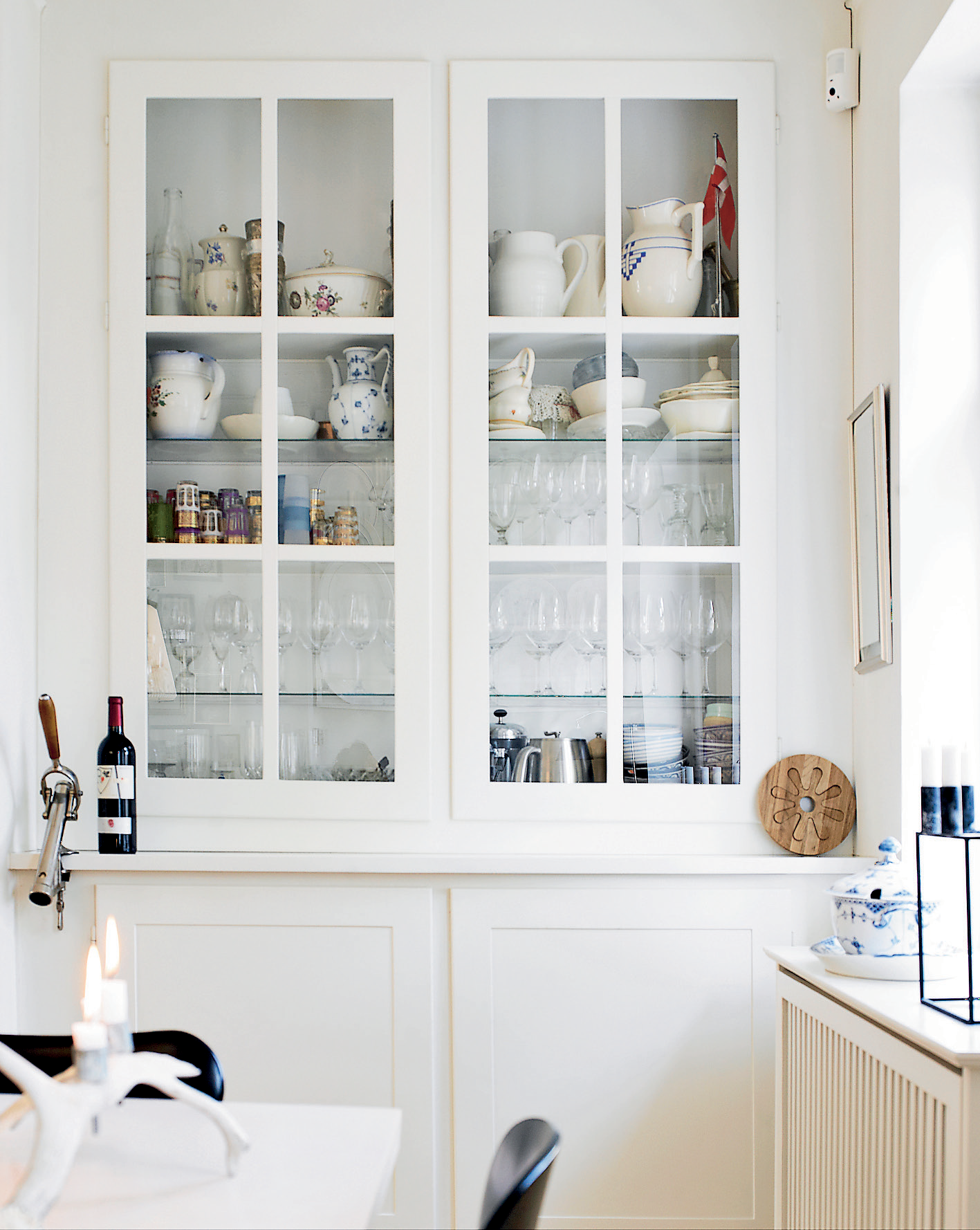 snuk hvid vitrine med alt det køkkenudstyr man ønsker sig lige ved hånden