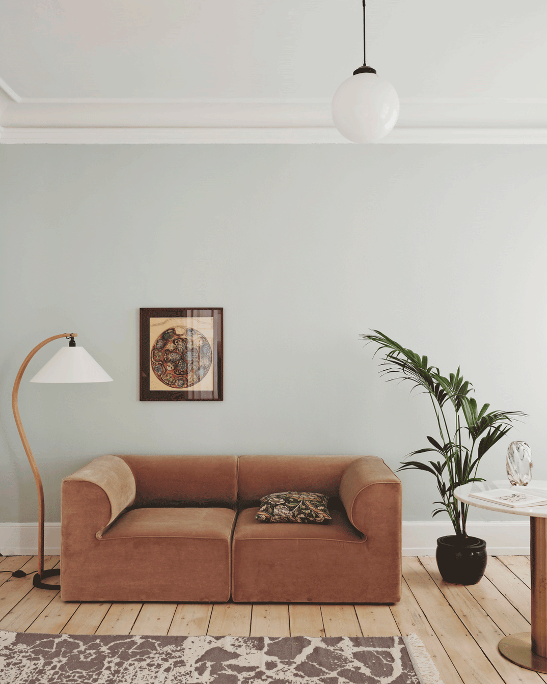 Stue med brun sofa fra Menu