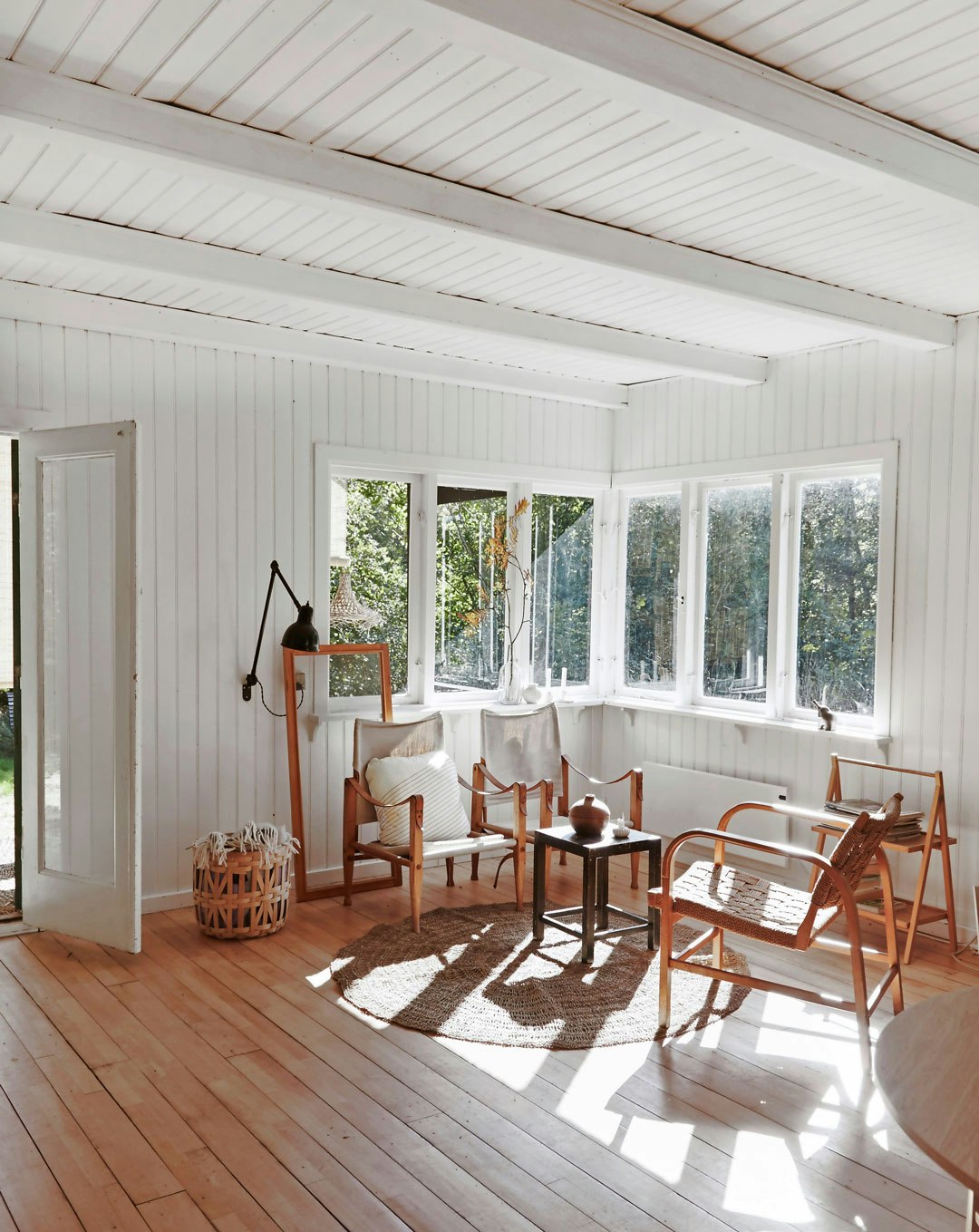 Sommerhus stue med træmøbler