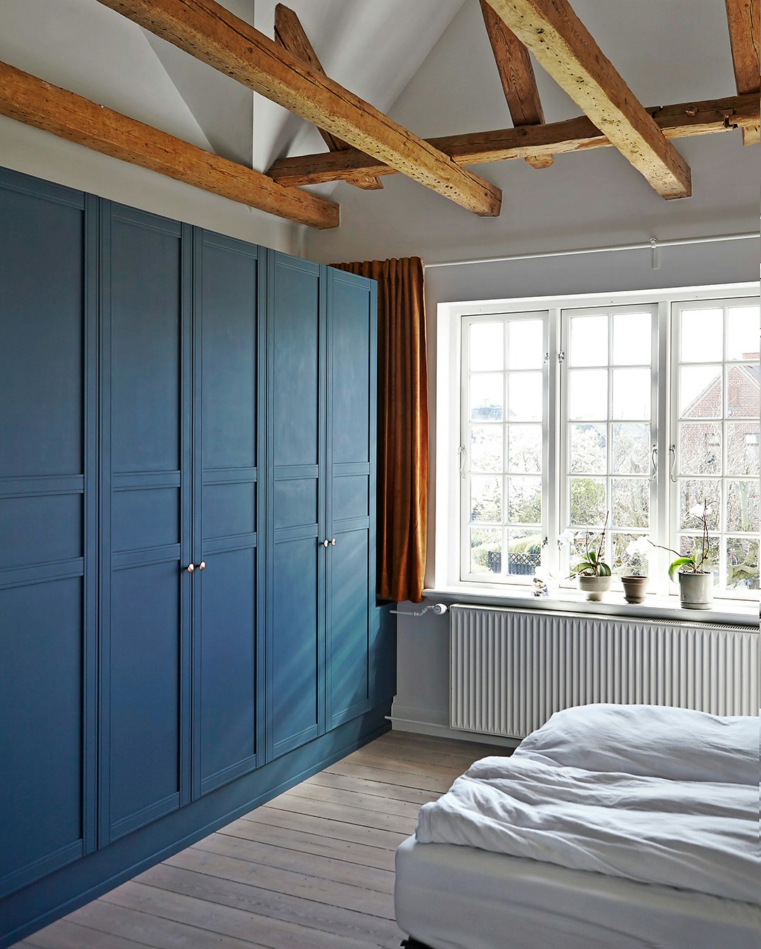 soveværelse med blå skabe 