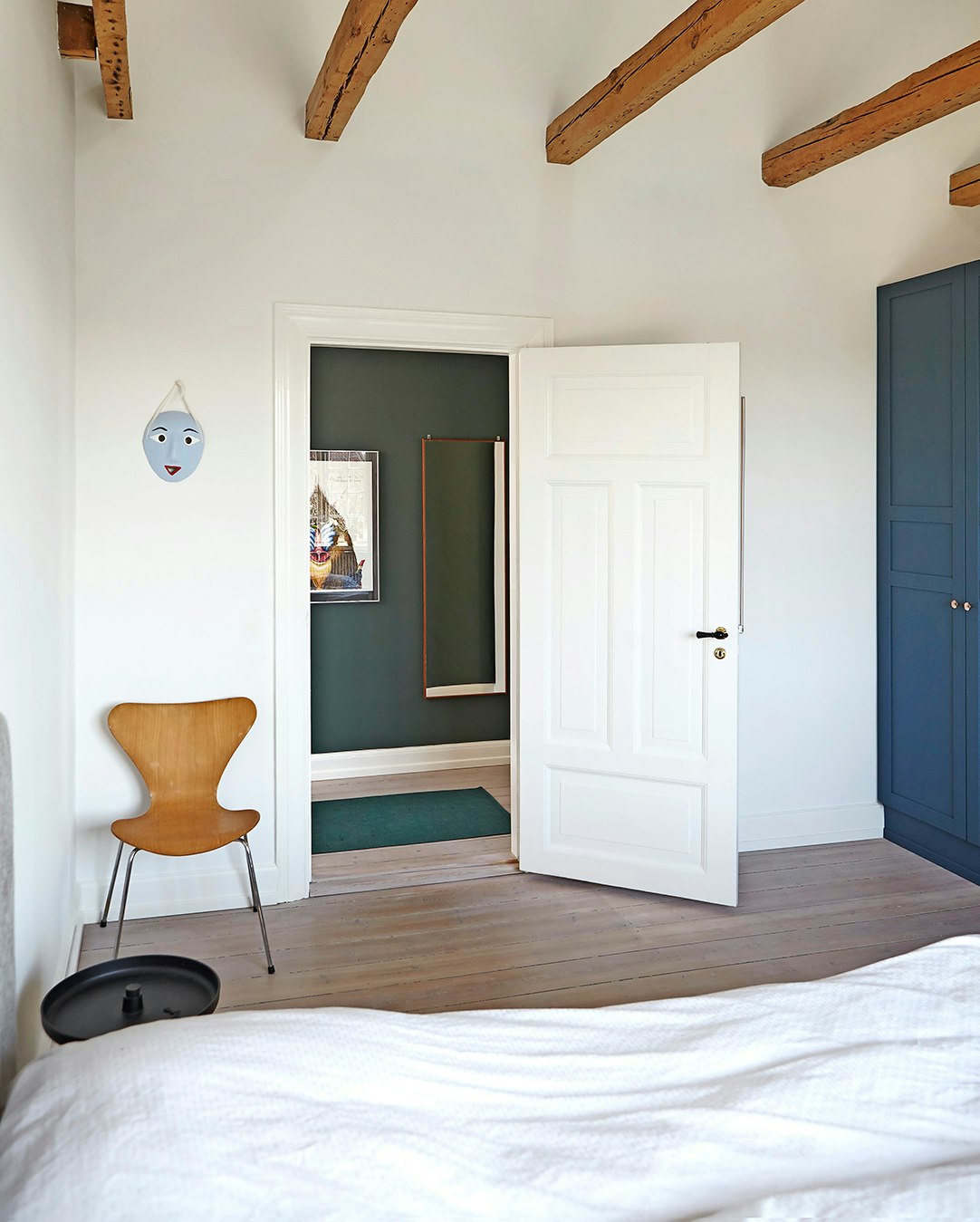 soveværelse med Arne Jacobsen stol