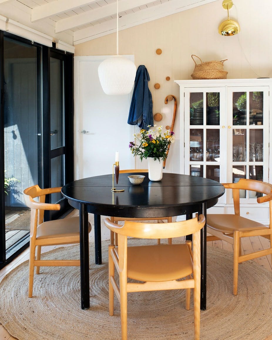 spisebord_vintage_sort_rundt_nellie_moeberg